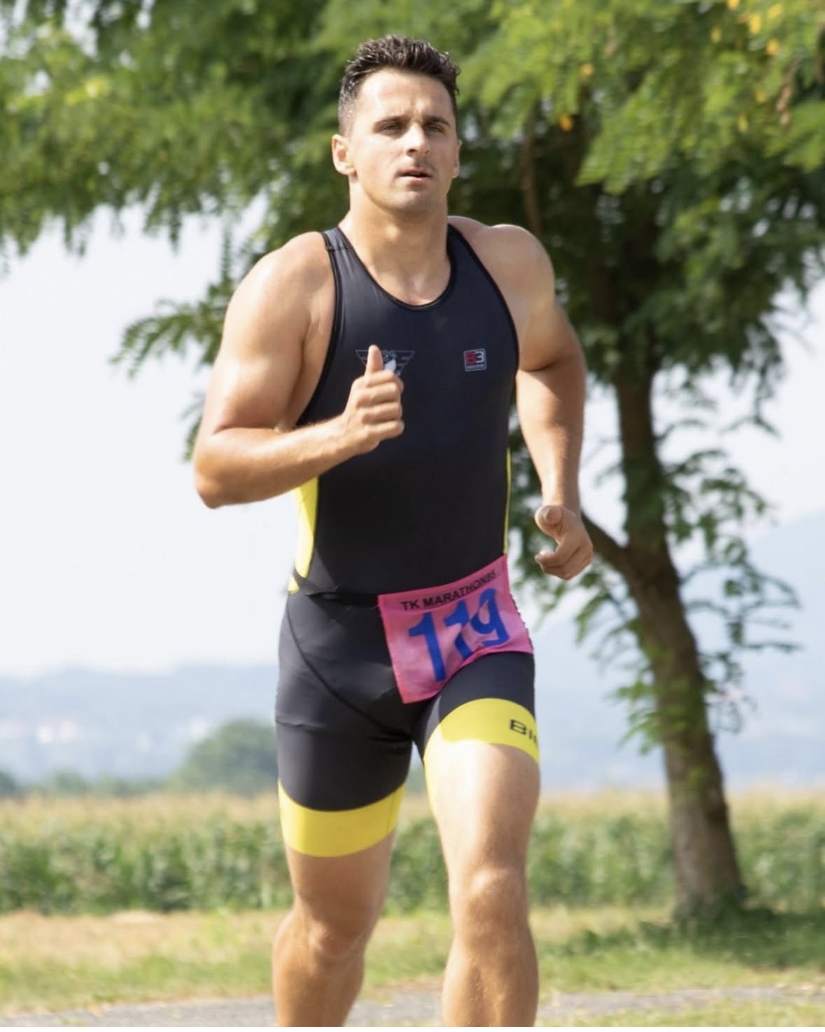 Martin Papišta coaching athletes during a PapiCoaching triathlon training session